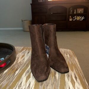 Universal threads brown suede boots size 6